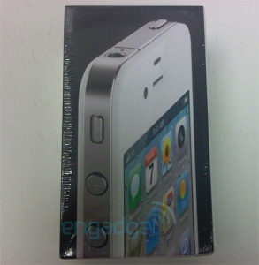 White iPhone hits retailers, 323 days late!